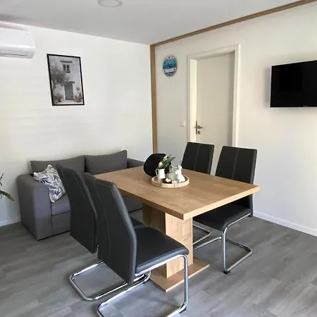 Mobilna Kucica Emma - Grebastica, Kamp Vala